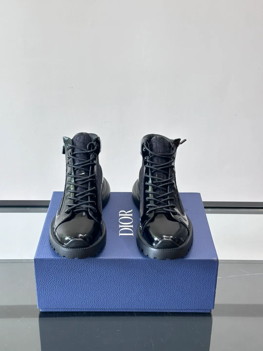 p600 "Dio＊" Combat Oblique high-top sneakers, black glossy leather + Oblique presbyopic canvas splicing, low-key luxury and super recognizable. The EVA sole is lightweight and cushioned, making it comfortable for daily wear or long walks. The high-top design is perfect for support, and the tongue and sole have the "DIOR" logo. You must pay attention to details! Whether it is casual or urban style, it can be easily controlled. It is a high-end luxury item that combines fashion and function. It is a popular choice for men's shoes size: 39-44 (38.45 customized)